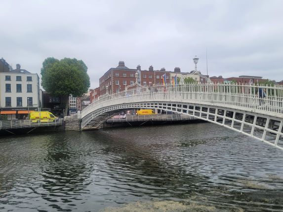 Ha'penny Bridge across the River Liffey, Downtown Dublin